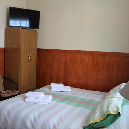Hostal Y Cabanas Ainil Punta Arenas Exterior photo