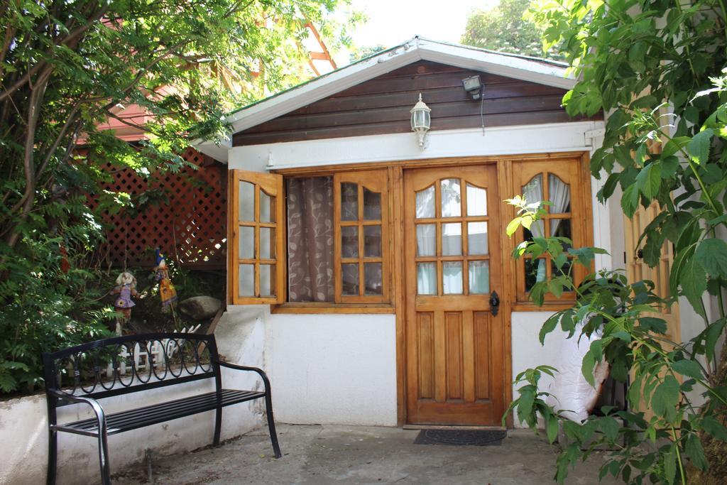 Hostal Y Cabanas Ainil Punta Arenas Exterior photo