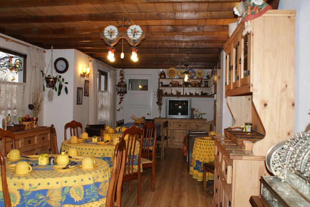 Hostal Y Cabanas Ainil Punta Arenas Exterior photo