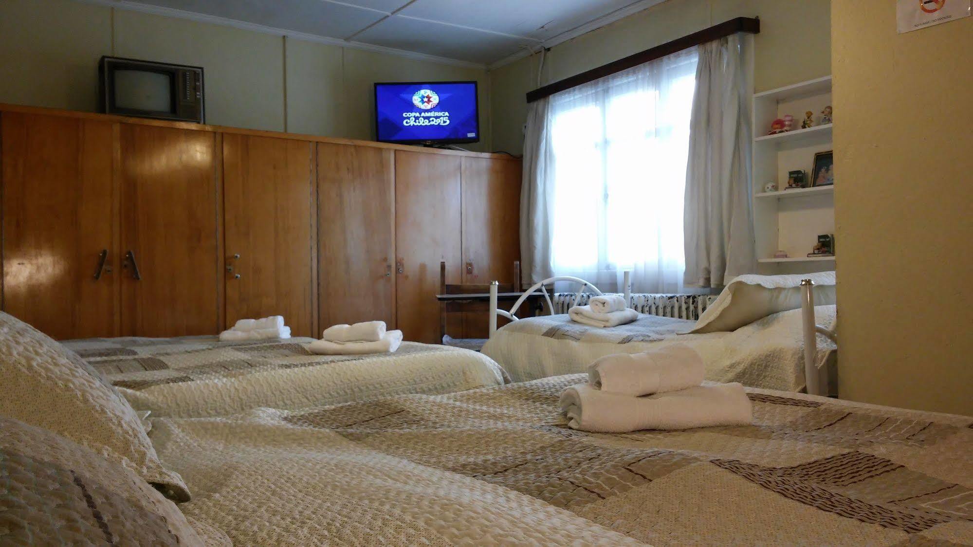 Hostal Y Cabanas Ainil Punta Arenas Exterior photo