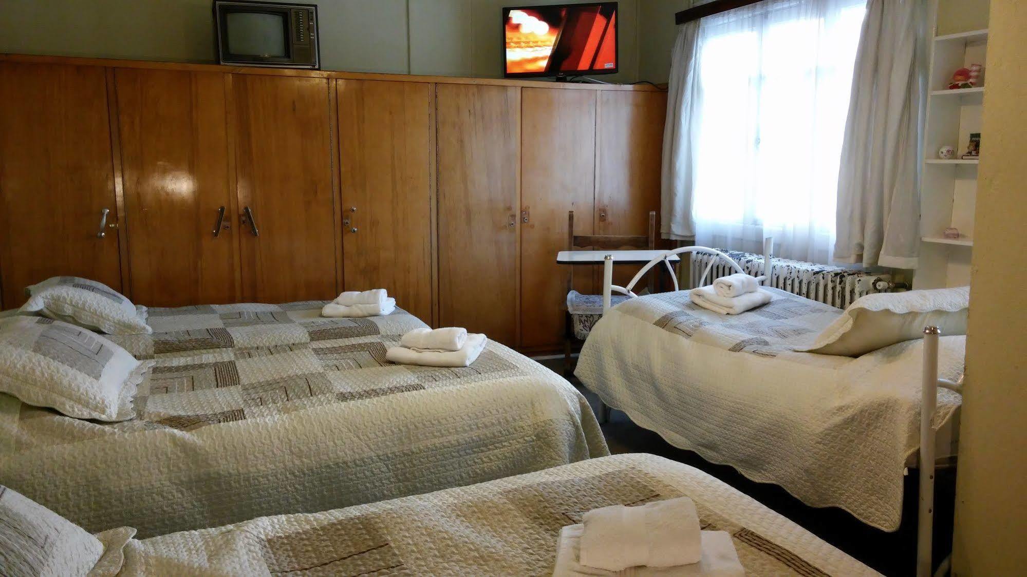 Hostal Y Cabanas Ainil Punta Arenas Exterior photo
