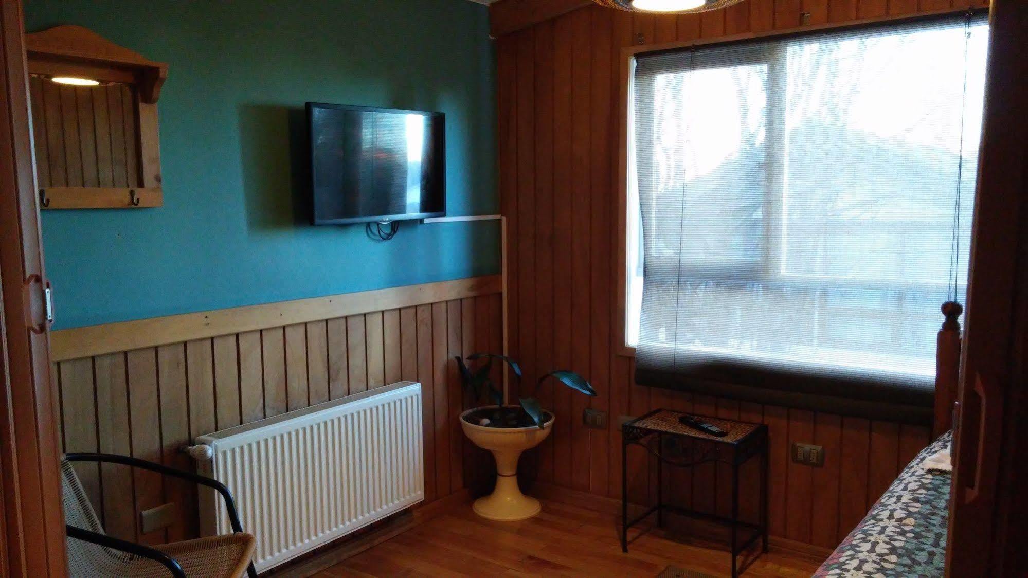 Hostal Y Cabanas Ainil Punta Arenas Exterior photo