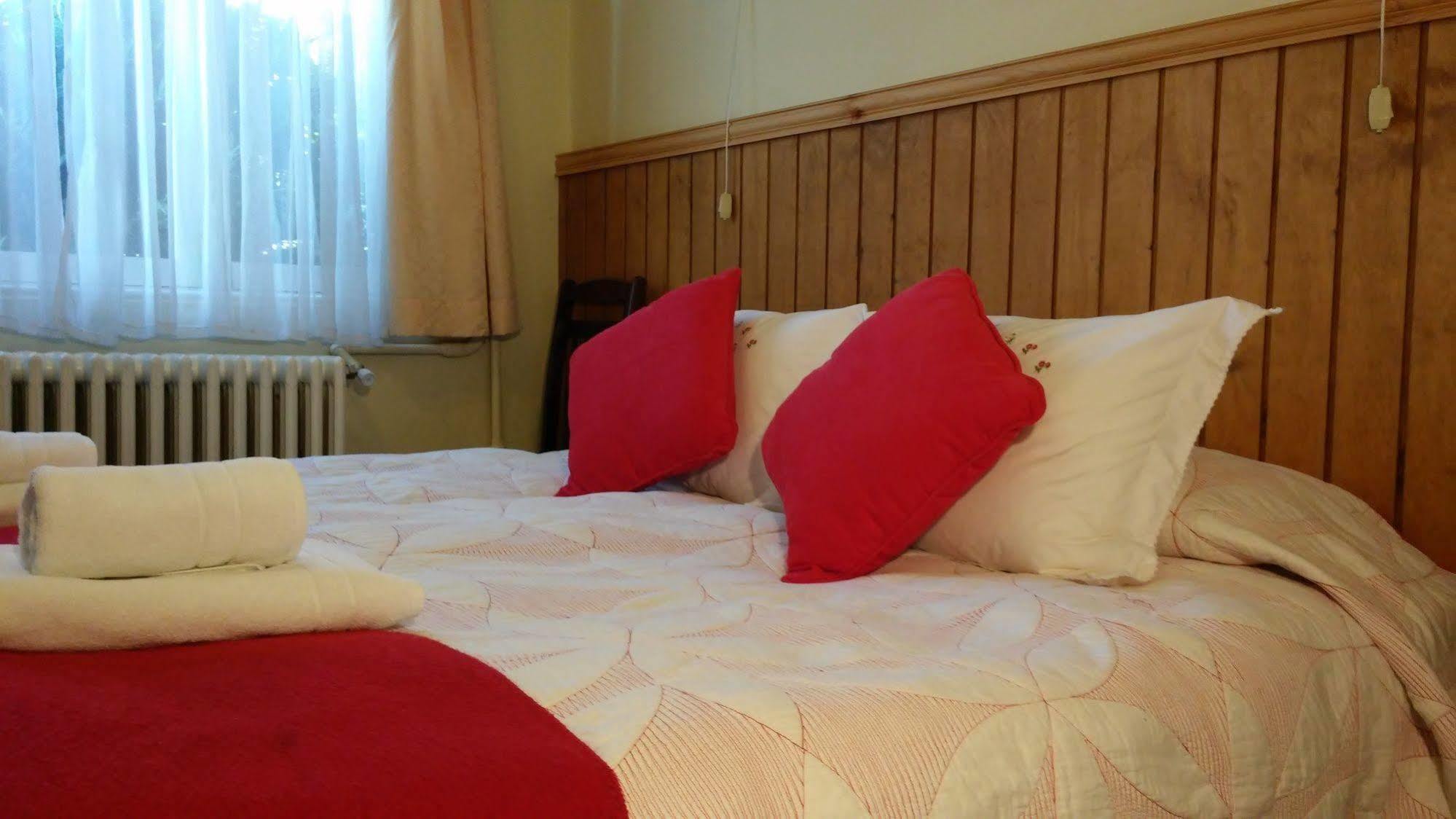 Hostal Y Cabanas Ainil Punta Arenas Exterior photo