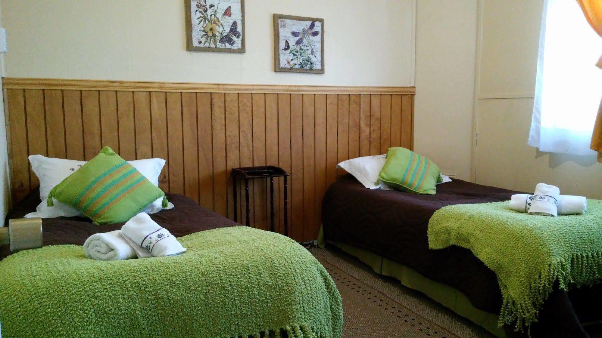 Hostal Y Cabanas Ainil Punta Arenas Exterior photo