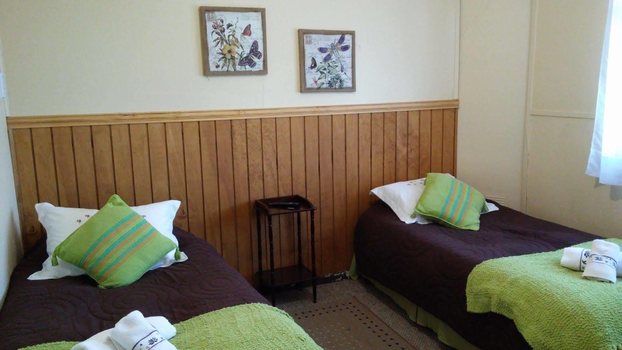 Hostal Y Cabanas Ainil Punta Arenas Exterior photo