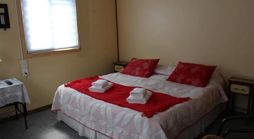 Hostal Y Cabanas Ainil Punta Arenas Exterior photo