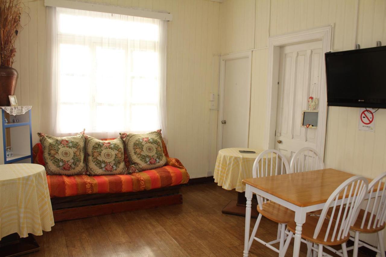 Hostal Y Cabanas Ainil Punta Arenas Exterior photo