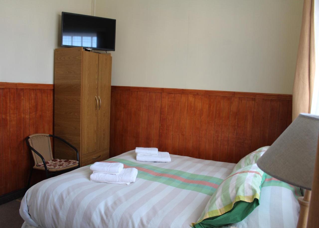 Hostal Y Cabanas Ainil Punta Arenas Exterior photo